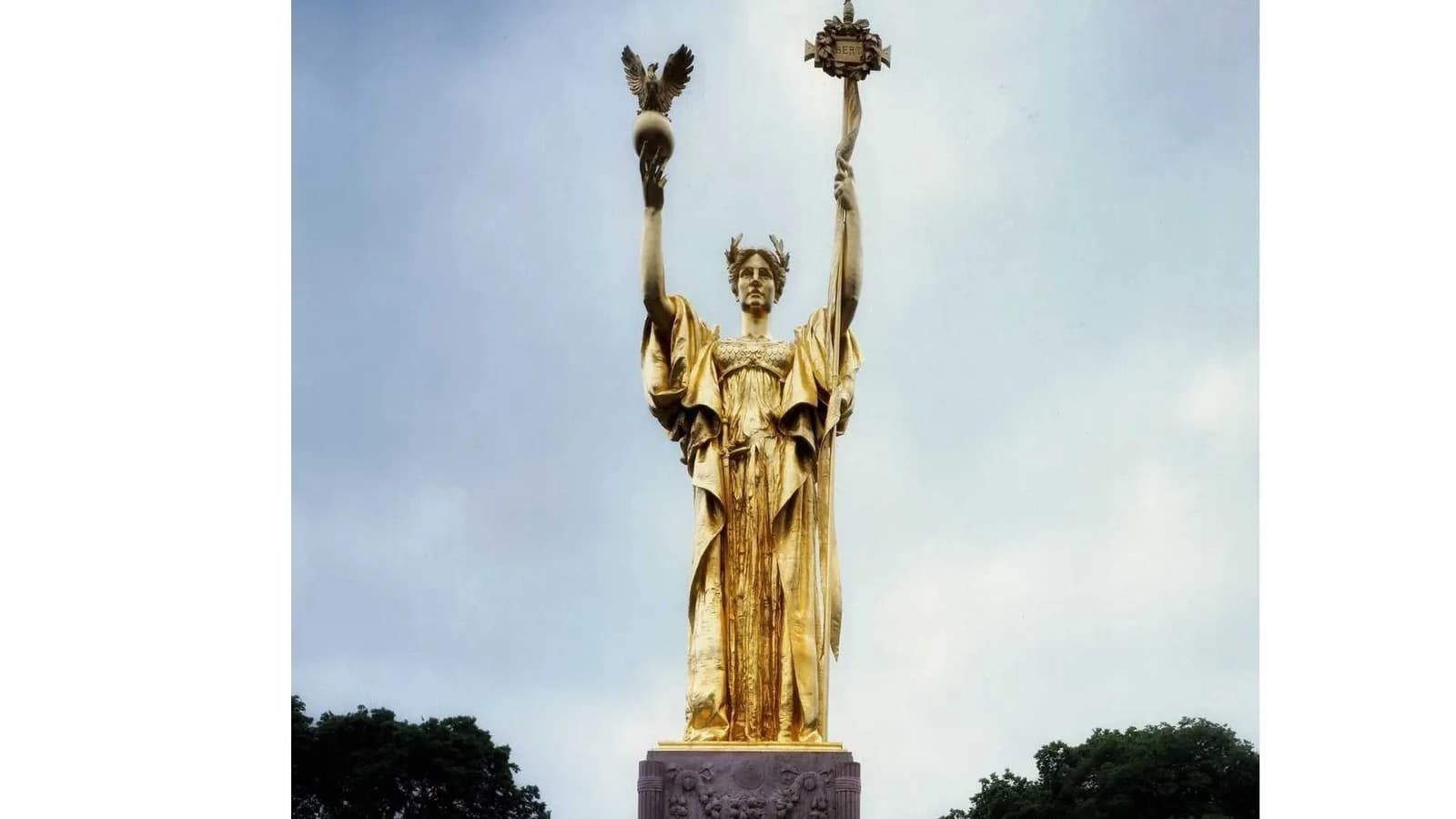 A statue of a woman with a crown on her head