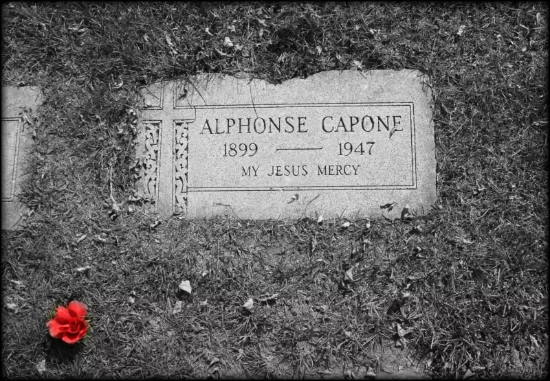 A gravestone with the name alphonse capone on it