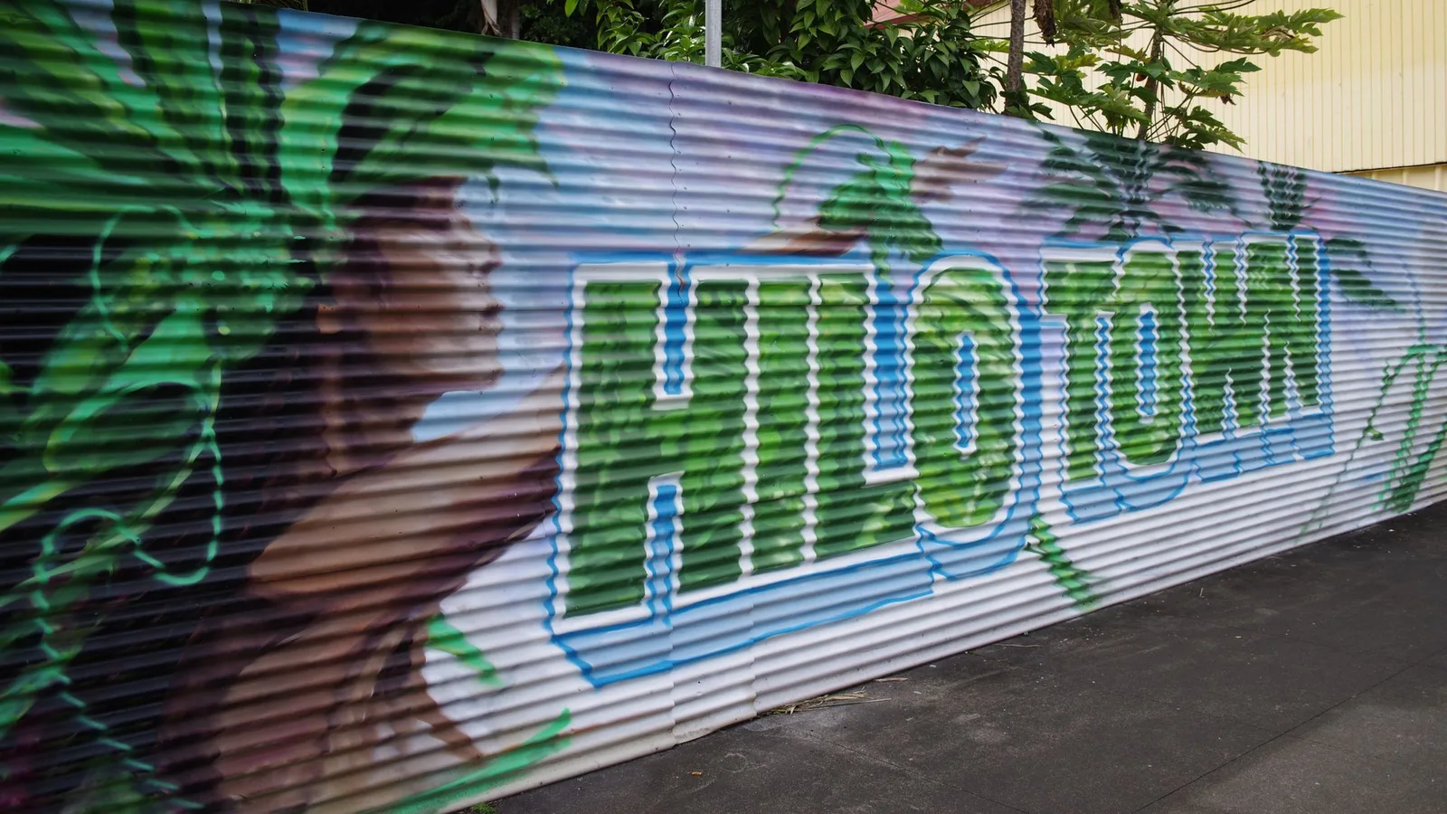 A wall with graffiti on it that says hilo town