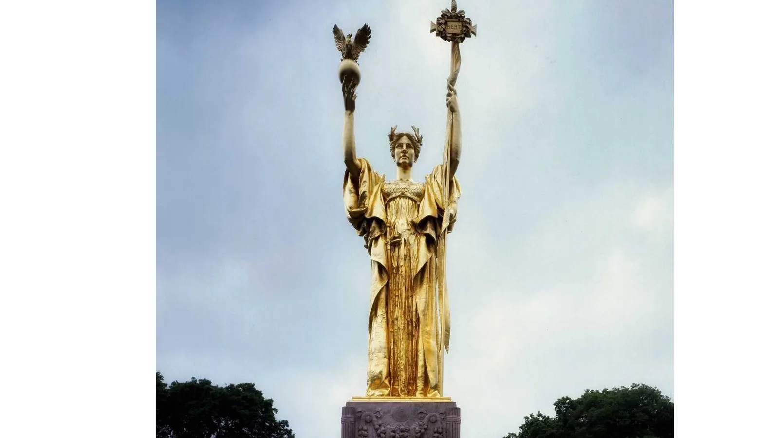 A statue of a woman with a crown on her head
