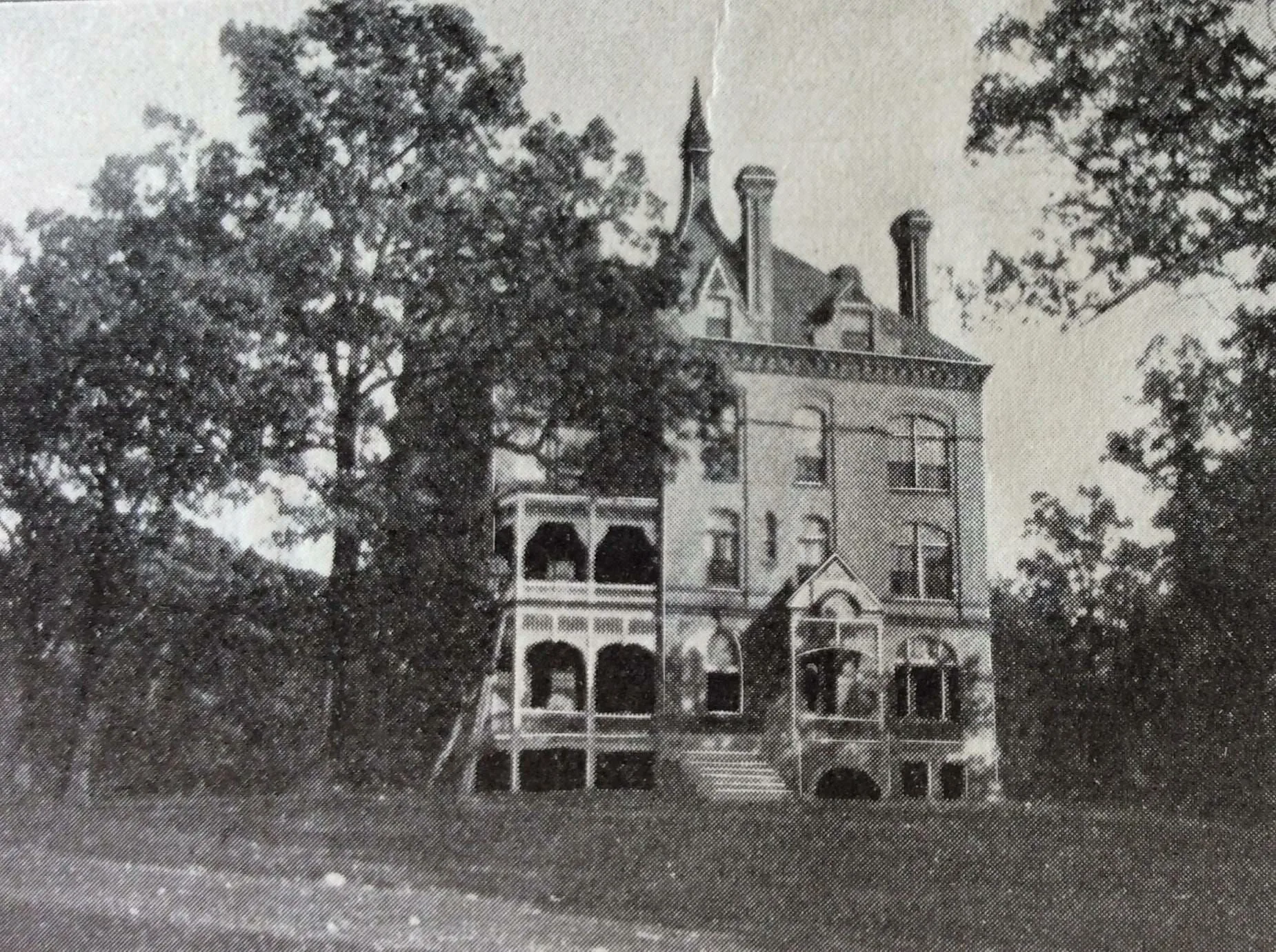 Havenwood Apartments: Ghosts of Oakwood Sanatorium